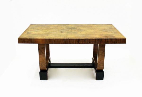 Tavolo, Art Deco, lastronato in radica di noce, piano rettangolare, sostegni curvilinei su piedi rettilinei ebanizzati raccordati da traversa, cm 90x160x79
