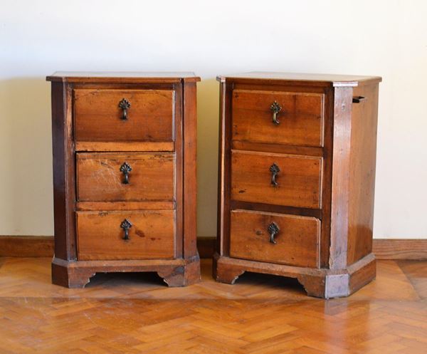 Coppia di comodini, sec. XIX, in noce, fronte a spigoli scantonati a tre cassetti sovrapposti, piedi a mensola, cm&nbsp; 52x34x70&nbsp;&nbsp;&nbsp;&nbsp;&nbsp;&nbsp;&nbsp;&nbsp;&nbsp;&nbsp;&nbsp;&nbsp;&nbsp;&nbsp;&nbsp;&nbsp;&nbsp;&nbsp;&nbsp;&nbsp;&nbsp;&nbsp;&nbsp;&nbsp;&nbsp;&nbsp;&nbsp;&nbsp;&nbsp;&nbsp;&nbsp;&nbsp;&nbsp;&nbsp;&nbsp;&nbsp;&nbsp;&nbsp;&nbsp;&nbsp;&nbsp;&nbsp;&nbsp;&nbsp;&nbsp;&nbsp;&nbsp;&nbsp;&nbsp;&nbsp;&nbsp;&nbsp;&nbsp;&nbsp;&nbsp;&nbsp;&nbsp;&nbsp;&nbsp;&nbsp;&nbsp;&nbsp;&nbsp;&nbsp;&nbsp;&nbsp;&nbsp;&nbsp;&nbsp;&nbsp;&nbsp;