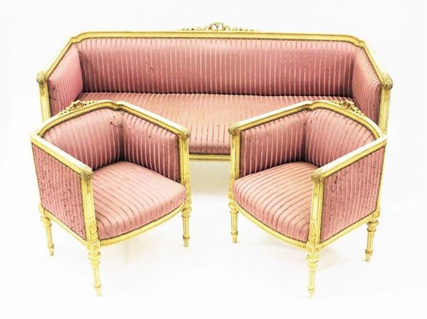 Divano e due poltrone, Napoleone III, in legno laccato e lumeggiato in oro, spalliera centrata da fiocco d&#8217; amore, rivestito in stoffa a righe nei toni del rosa, alti braccioli rettilinei desinenti in intaglio acantiforme, gambe troncoconiche glifate su piede piriforme,&nbsp; divano cm 189x67x87 (3), difetti