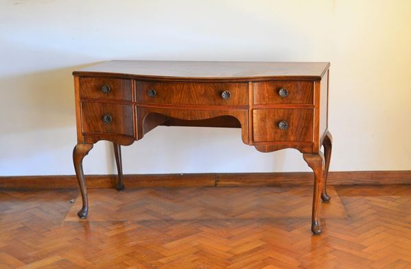 Scrivania, Inghilterra, sec. XIX, in mogano, fronte mosso a quattro cassetti sovrapposti a coppie centrate da cassetto sopra la galleria, gambe mosse su piede a cuscinetto, cm 127x53x75&nbsp;&nbsp;&nbsp;&nbsp;&nbsp;&nbsp;&nbsp;&nbsp;&nbsp;&nbsp;&nbsp;&nbsp;&nbsp;&nbsp;&nbsp;&nbsp;&nbsp;&nbsp;&nbsp;&nbsp;&nbsp;&nbsp;&nbsp;&nbsp;&nbsp;&nbsp;&nbsp;&nbsp;&nbsp;&nbsp;&nbsp;&nbsp;&nbsp;&nbsp;&nbsp;&nbsp;&nbsp;&nbsp;&nbsp;&nbsp;&nbsp;&nbsp;&nbsp;&nbsp;&nbsp;&nbsp;&nbsp;&nbsp;&nbsp;&nbsp;&nbsp;&nbsp;&nbsp;&nbsp;&nbsp;&nbsp;&nbsp;&nbsp;&nbsp;&nbsp;&nbsp;&nbsp;&nbsp;&nbsp;&nbsp;&nbsp;&nbsp;&nbsp;&nbsp;&nbsp;