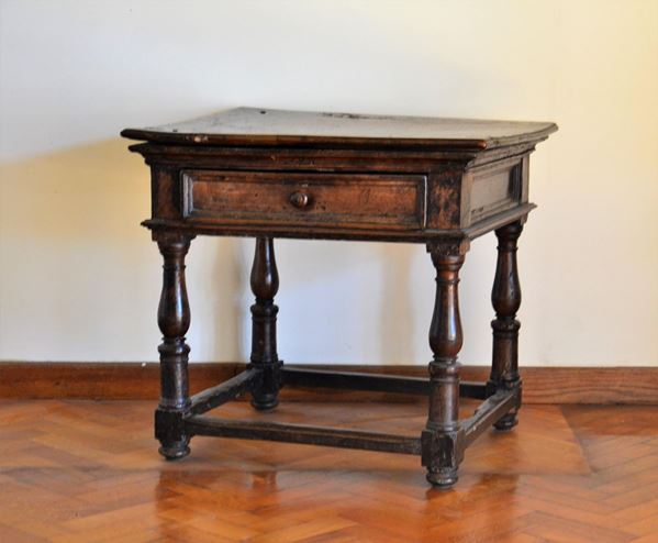 Tavolino, sec. XVII, in noce, piano rettangolare, un cassetto nella fascia, gambe tornite raccordate da traverse rettilinee, cm 67x56x61