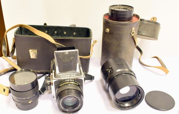 Macchina fotografica e due obiettivi                                      