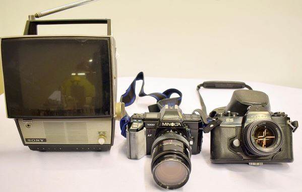 Due macchine fotografiche MInolta 7000 e Pentax ES&nbsp;&nbsp;&nbsp;&nbsp;&nbsp;&nbsp;&nbsp;&nbsp;&nbsp;&nbsp;&nbsp;&nbsp;&nbsp;&nbsp;&nbsp;&nbsp;&nbsp;&nbsp;&nbsp;&nbsp;&nbsp;&nbsp;&nbsp;&nbsp;  - Asta ASTA A TEMPO - ANTIQUARIATO E COLLEZIONISMO - Poggio Bracciolini Casa d'Aste