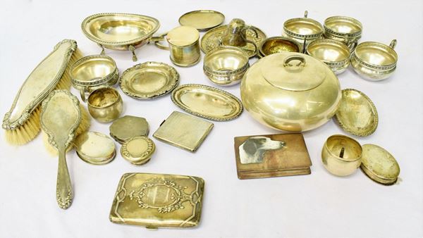 Ventiquattro oggetti , tra portasigarette,piattini,&nbsp;&nbsp;&nbsp;&nbsp;&nbsp;&nbsp;&nbsp;&nbsp;&nbsp;&nbsp;&nbsp;&nbsp;&nbsp;&nbsp;&nbsp;&nbsp;&nbsp;&nbsp;&nbsp;&nbsp;&nbsp;&nbsp;&nbsp;  - Asta ASTA A TEMPO - ANTIQUARIATO E COLLEZIONISMO - Poggio Bracciolini Casa d'Aste