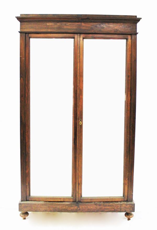 Vetrina, inizi sec. XX, in legno di conifera, fronte e fianchi vetrati,&nbsp;&nbsp;&nbsp;