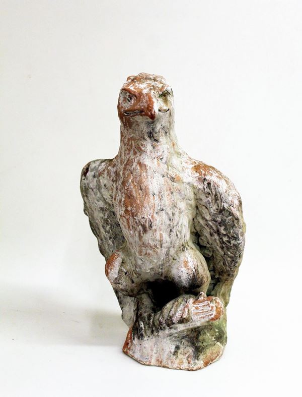 Scultura, inizi sec. XX, in terracotta modellata a guisa di aquila, alt. cm