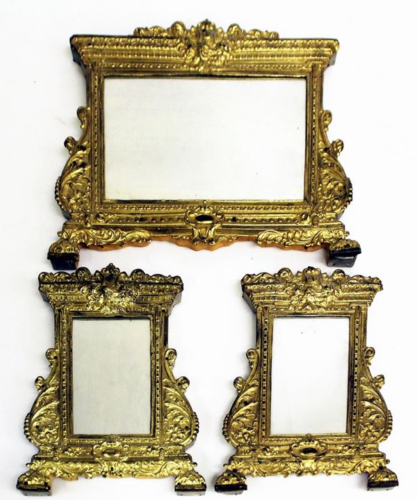 Tre cartaglorie, sec. XIX, in lamierino di metallico sbalzato e dorato,&nbsp;&nbsp;&nbsp;