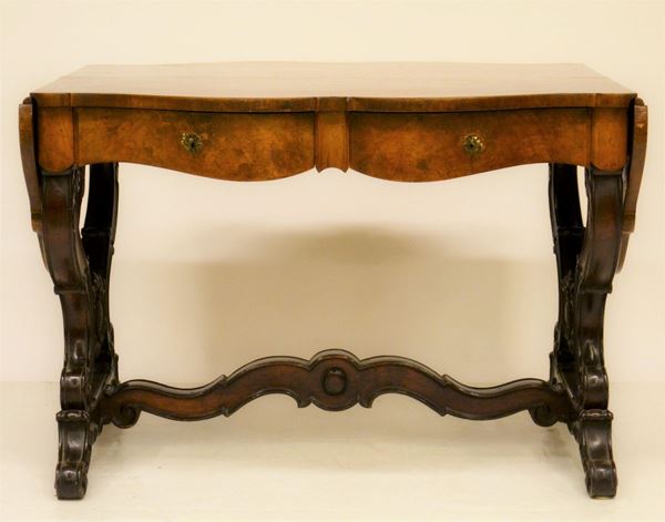Tavolino scrittoio, sec. XIX, da centro in noce,&nbsp;&nbsp;&nbsp;&nbsp;&nbsp;&nbsp;&nbsp;&nbsp;&nbsp;&nbsp;&nbsp;&nbsp;&nbsp;&nbsp;&nbsp;&nbsp;&nbsp;&nbsp;&nbsp;&nbsp;&nbsp;&nbsp;&nbsp;&nbsp;&nbsp;&nbsp;  - Asta ASTA A TEMPO - ANTIQUARIATO E COLLEZIONISMO - Poggio Bracciolini Casa d'Aste