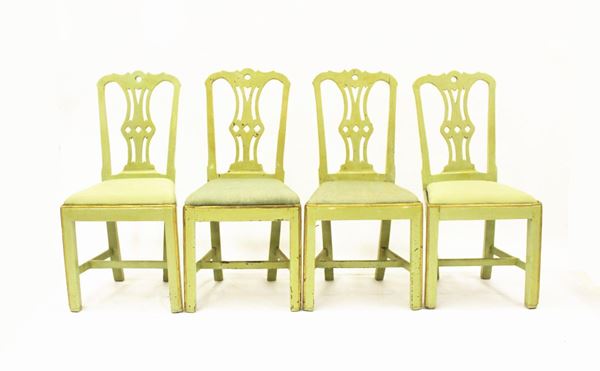 Quattro sedie, sec. XVIII, in legno laccato nei toni del verde, spalliera a