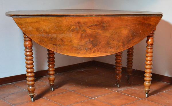 Tavolo a bandelle, sec. XX, in noce,&nbsp;&nbsp;&nbsp;&nbsp;&nbsp;&nbsp;&nbsp;&nbsp;&nbsp;&nbsp;&nbsp;&nbsp;&nbsp;&nbsp;&nbsp;&nbsp;&nbsp;&nbsp;&nbsp;&nbsp;&nbsp;&nbsp;&nbsp;&nbsp;&nbsp;&nbsp;&nbsp;&nbsp;&nbsp;&nbsp;&nbsp;&nbsp;&nbsp;&nbsp;&nbsp;&nbsp;&nbsp;&nbsp;