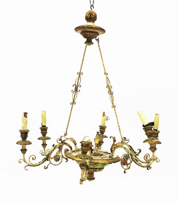 Lampadario a sospensioni, sec. XX, in legno e ferro laccati, sei bracci&nbsp;&nbsp;&nbsp;