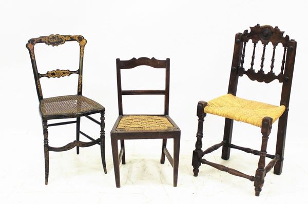 Tre sedie impagliate, sec. XVII/XIX, in legno, sedute impagliate, alt.&nbsp;&nbsp;&nbsp;&nbsp;