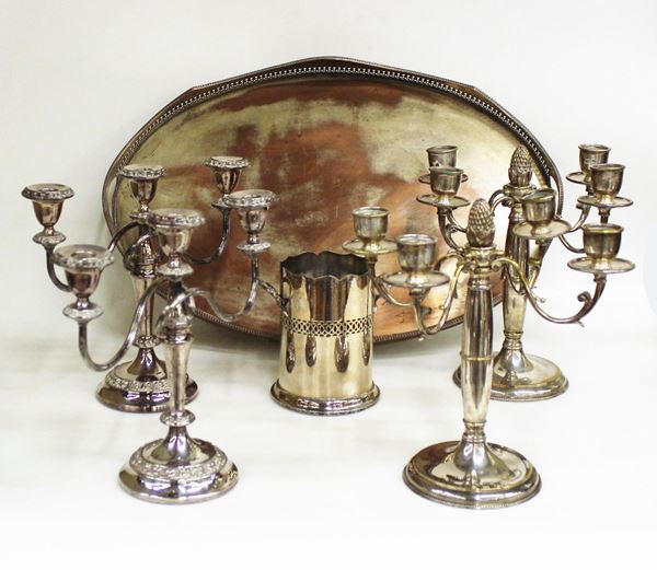 Due coppie di candelabri, un vassoio ed un portabottiglie, sec. XX, in&nbsp;&nbsp;&nbsp;&nbsp;