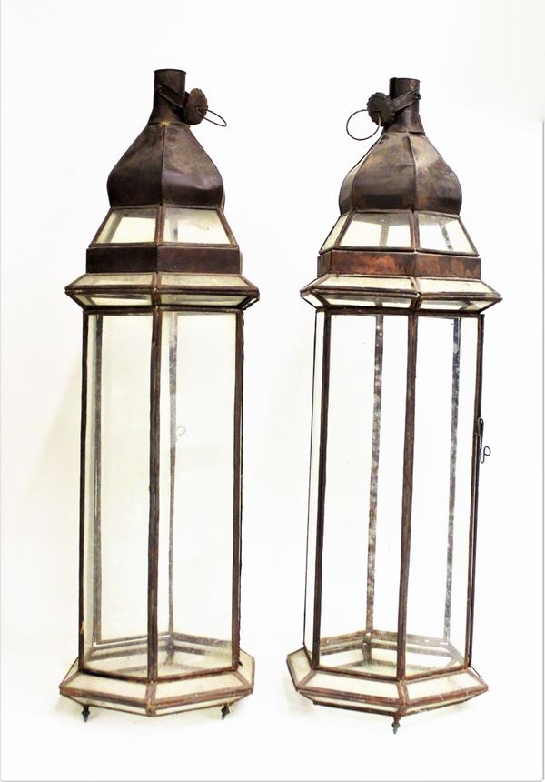 Grande coppia di lanterne, sec. XX, in lamierino metallico e vetro, alt. cm