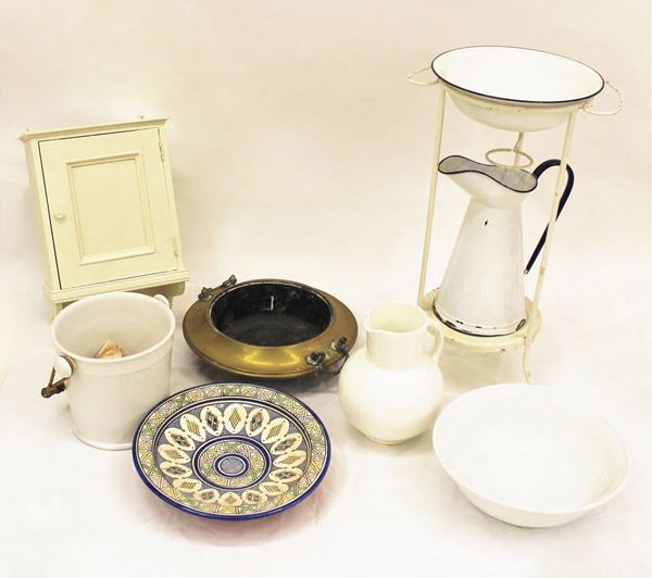 Un lavamani in metallo laccato bianco, tre contenitori in maiolica smaltata
