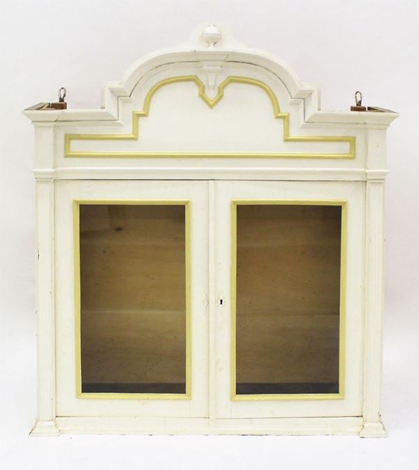 Credenza pensile, fine sec. XIX, in legno laccato, fronte a due sportelli&nbsp;