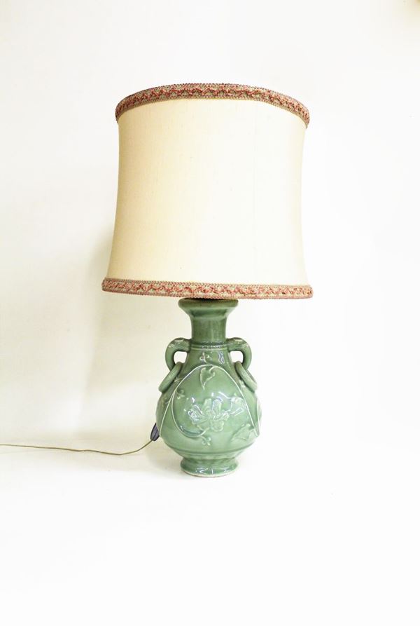 Lampada da tavolo, Cina, sec. XX, realizzata da vaso in ceramica smaltata&nbsp;