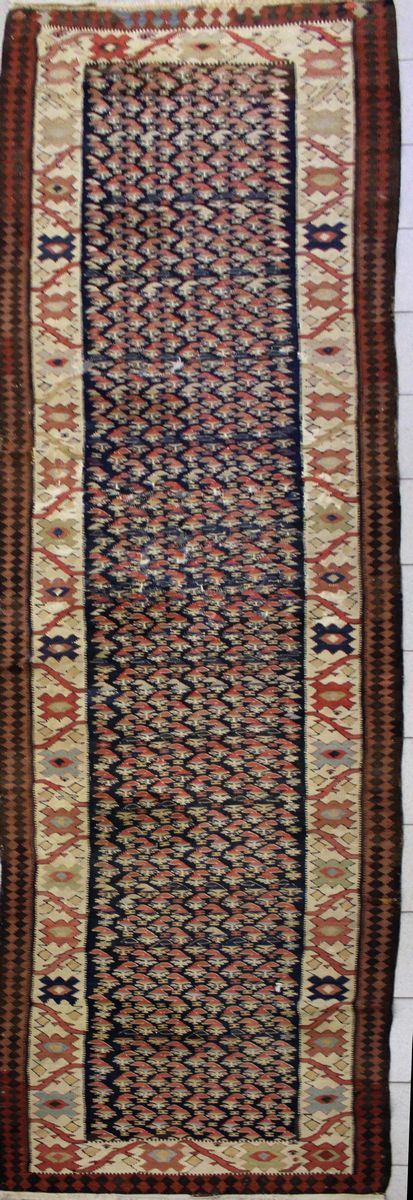 Tappeto galleria Kilim, sec. XX, nei toni del blu e del rosso e del crema,