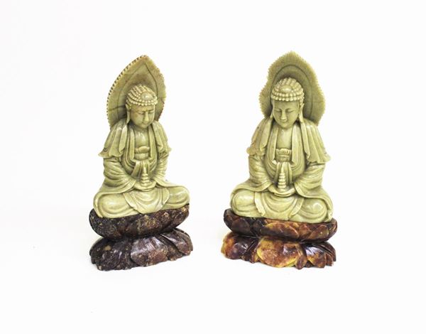 Due Budda, arte orientale, sec. XX, in pietra saponaria, alt. massima cm&nbsp;&nbsp;