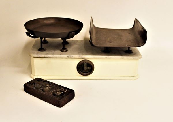 Bilancia a piatti, sec. XIX/XX, cassa in legno laccata nei toni del bianco,  - Asta ASTA A TEMPO - ANTIQUARIATO E COLLEZIONISMO - Poggio Bracciolini Casa d'Aste