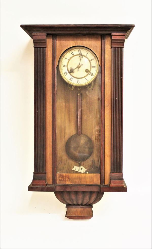 Orologio a pendolo a muro, sec. XX, struttura in legno a fronte vetrato,&nbsp;&nbsp;