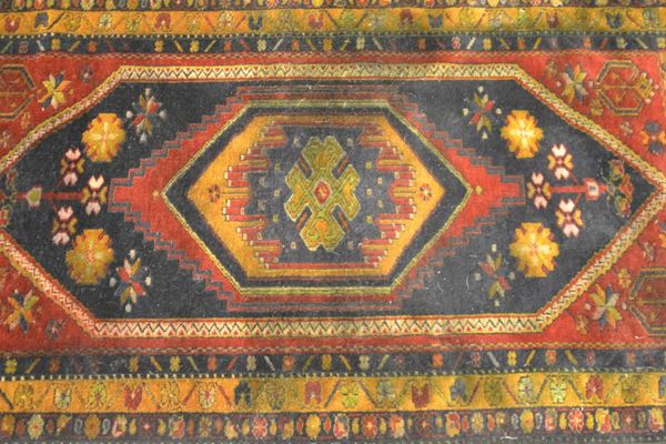 Tappeto, sec. XX, fondo nei toni del rosso a motivi geometrici, cm 195x100, difetti&nbsp;&nbsp;&nbsp;&nbsp;&nbsp;&nbsp;&nbsp;&nbsp;&nbsp;&nbsp;&nbsp;&nbsp;&nbsp;&nbsp;&nbsp;&nbsp;&nbsp;&nbsp;&nbsp;&nbsp;&nbsp;&nbsp;&nbsp;&nbsp;&nbsp;&nbsp;&nbsp;&nbsp;&nbsp;&nbsp;&nbsp;&nbsp;&nbsp;&nbsp;&nbsp;&nbsp;&nbsp;&nbsp;&nbsp;&nbsp;&nbsp;&nbsp;&nbsp;&nbsp;&nbsp;&nbsp;&nbsp;&nbsp;&nbsp;&nbsp;&nbsp;&nbsp;&nbsp;&nbsp;&nbsp;&nbsp;&nbsp;  - Asta ASTA A TEMPO - ANTIQUARIATO E COLLEZIONISMO - Poggio Bracciolini Casa d'Aste