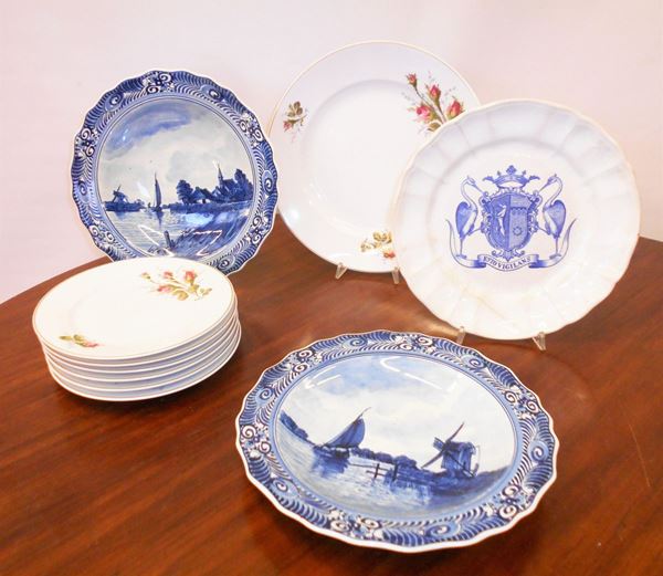 Tre piatti da parete, sec. XX, in maiolica&nbsp;&nbsp;&nbsp;&nbsp;&nbsp;&nbsp;&nbsp;&nbsp;&nbsp;&nbsp;&nbsp;&nbsp;&nbsp;&nbsp;&nbsp;&nbsp;&nbsp;&nbsp;&nbsp;&nbsp;&nbsp;&nbsp;&nbsp;&nbsp;&nbsp;&nbsp;&nbsp;&nbsp;&nbsp;&nbsp;&nbsp;&nbsp;