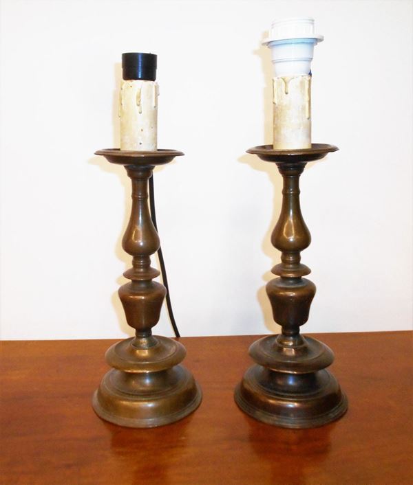 Coppia di candelieri, sec. XVIII, in bronzo, completi di applicazione&nbsp;&nbsp;&nbsp;&nbsp;&nbsp;