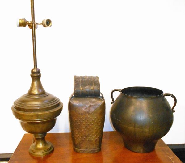 Lume da tavolo, in ottone a tre luci, alt. cm 78&nbsp;&nbsp;&nbsp;&nbsp;&nbsp;&nbsp;&nbsp;&nbsp;&nbsp;&nbsp;&nbsp;&nbsp;&nbsp;&nbsp;&nbsp;&nbsp;&nbsp;&nbsp;&nbsp;&nbsp;&nbsp;&nbsp;&nbsp;&nbsp;&nbsp;&nbsp;  - Asta ASTA A TEMPO - ANTIQUARIATO E COLLEZIONISMO - Poggio Bracciolini Casa d'Aste