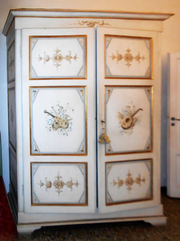 Armadio, sec. XIX, in legno laccato a due sportelli, cassetti interni, cm&nbsp;