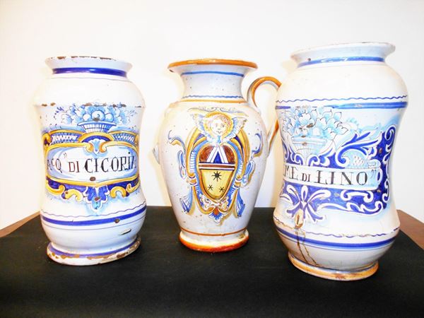 Due albarelli ed un vaso, in stile 700, in maiolica decorata, alt. cm 30 e