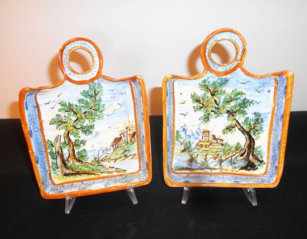 Due vasetti, sec. XIX, in maiolica decorata a paesaggi, cm 18x13,5,&nbsp;&nbsp;&nbsp;&nbsp;&nbsp;&nbsp;&nbsp;