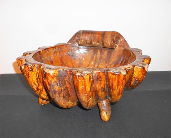 Centrotavola, inizi sec. XX, in terracotta smaltata a forma di grande&nbsp;&nbsp;&nbsp;&nbsp;&nbsp;