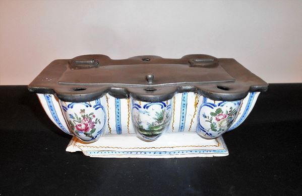 Calamaio, sec. XX, in maiolica decorata a paesaggi e fiori, piano in&nbsp;&nbsp;&nbsp;&nbsp;&nbsp;&nbsp;