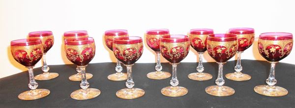 Dodici bicchieri, sec. XX, rossi in cristallo tipo Murano con incisioni in