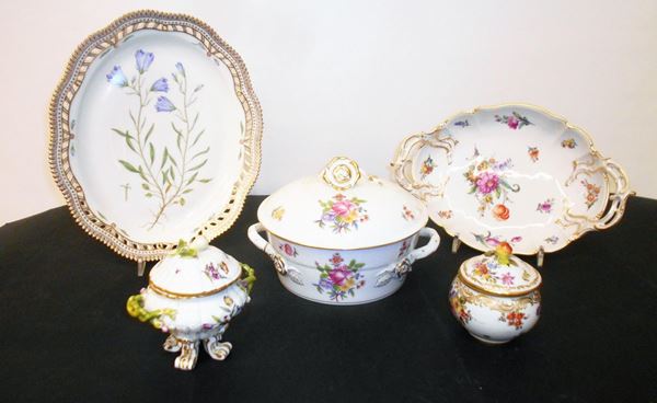 Zuppiere, sec. XX, in ceramica Herend con decori fioriti, cm 21&nbsp;&nbsp;&nbsp;&nbsp;&nbsp;&nbsp;&nbsp;&nbsp;&nbsp;&nbsp;&nbsp;