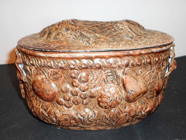 Contenitore, sec. XIX, in rame sbalzato a frutta e fiori, cm 23x15x12&nbsp;&nbsp;&nbsp;&nbsp;&nbsp;