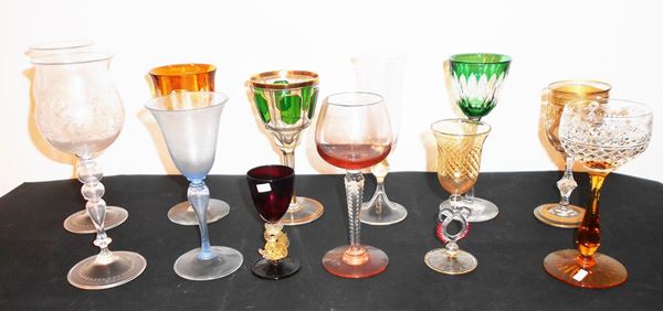 Dodici bicchieri, inizi sec. XX, in vetro di Murano, alcuni incisi, alt. da