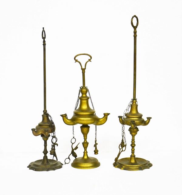 Tre lucerne fiorentine, sec. XIX, in ottone,&nbsp;&nbsp;&nbsp;&nbsp;&nbsp;&nbsp;&nbsp;&nbsp;&nbsp;&nbsp;&nbsp;&nbsp;&nbsp;&nbsp;&nbsp;&nbsp;&nbsp;&nbsp;&nbsp;&nbsp;&nbsp;&nbsp;&nbsp;&nbsp;&nbsp;&nbsp;&nbsp;&nbsp;&nbsp;&nbsp;  - Asta ASTA A TEMPO - ANTIQUARIATO E COLLEZIONISMO - Poggio Bracciolini Casa d'Aste