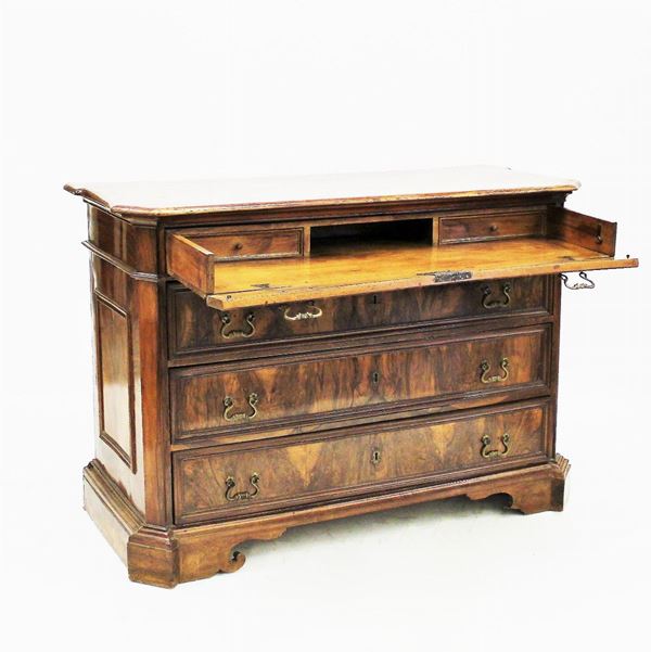 Cassettone, sec. XVIII, lastronato in radica di noce, piano sagomato&nbsp;&nbsp;&nbsp;&nbsp;&nbsp;&nbsp;