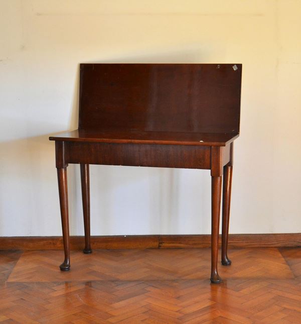 Tavolino da gioco, sec. XIX, in mogano, piano a libro, fascia sottopiano&nbsp;&nbsp;