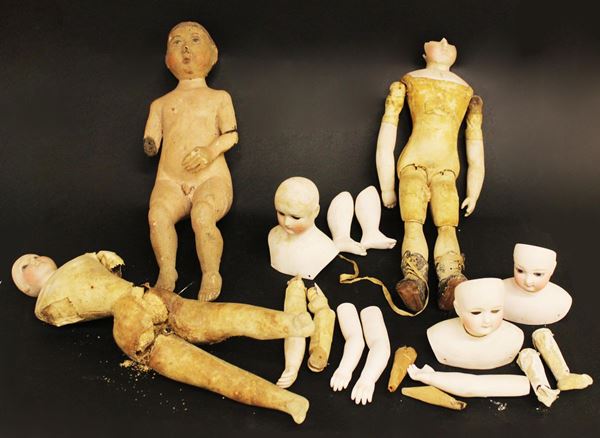 Vari frammenti di bambole in porcellana sec. XIX/XX&nbsp;&nbsp;&nbsp;&nbsp;&nbsp;&nbsp;&nbsp;&nbsp;&nbsp;&nbsp;&nbsp;&nbsp;&nbsp;&nbsp;&nbsp;&nbsp;&nbsp;&nbsp;&nbsp;&nbsp;&nbsp;&nbsp;&nbsp;  - Asta ASTA A TEMPO - ANTIQUARIATO E COLLEZIONISMO - Poggio Bracciolini Casa d'Aste