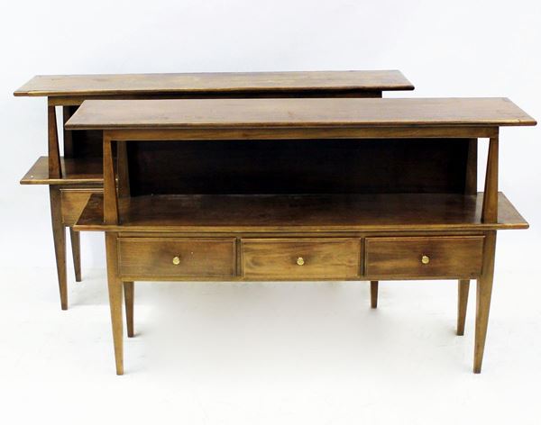 Coppia di librerie, sec. XX, lastronate in noce, piano rettangolare, tre&nbsp;&nbsp;