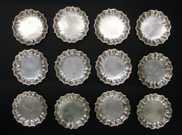 Dodici piccoli piattini, sec. XX, in argento 800, orlo mistilineo&nbsp;&nbsp;&nbsp;&nbsp;&nbsp;&nbsp;&nbsp;&nbsp;&nbsp;