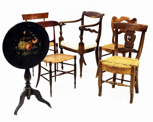 Tavolino circolare a vela, fine sec. XIX, in legno ebanizzato e dipinto in