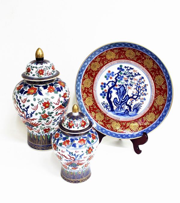 Due potiches e un piatto, arte orientale, sec. XX,&nbsp;&nbsp;&nbsp;&nbsp;&nbsp;&nbsp;&nbsp;&nbsp;&nbsp;&nbsp;&nbsp;&nbsp;&nbsp;&nbsp;&nbsp;&nbsp;&nbsp;&nbsp;&nbsp;&nbsp;&nbsp;&nbsp;&nbsp;&nbsp;