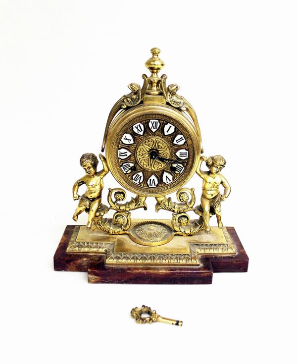 Orologio da tavolo, sec. XX, in metallo dorato,&nbsp;&nbsp;&nbsp;&nbsp;&nbsp;&nbsp;&nbsp;&nbsp;&nbsp;&nbsp;&nbsp;&nbsp;&nbsp;&nbsp;&nbsp;&nbsp;&nbsp;&nbsp;&nbsp;&nbsp;&nbsp;&nbsp;&nbsp;&nbsp;&nbsp;&nbsp;&nbsp;