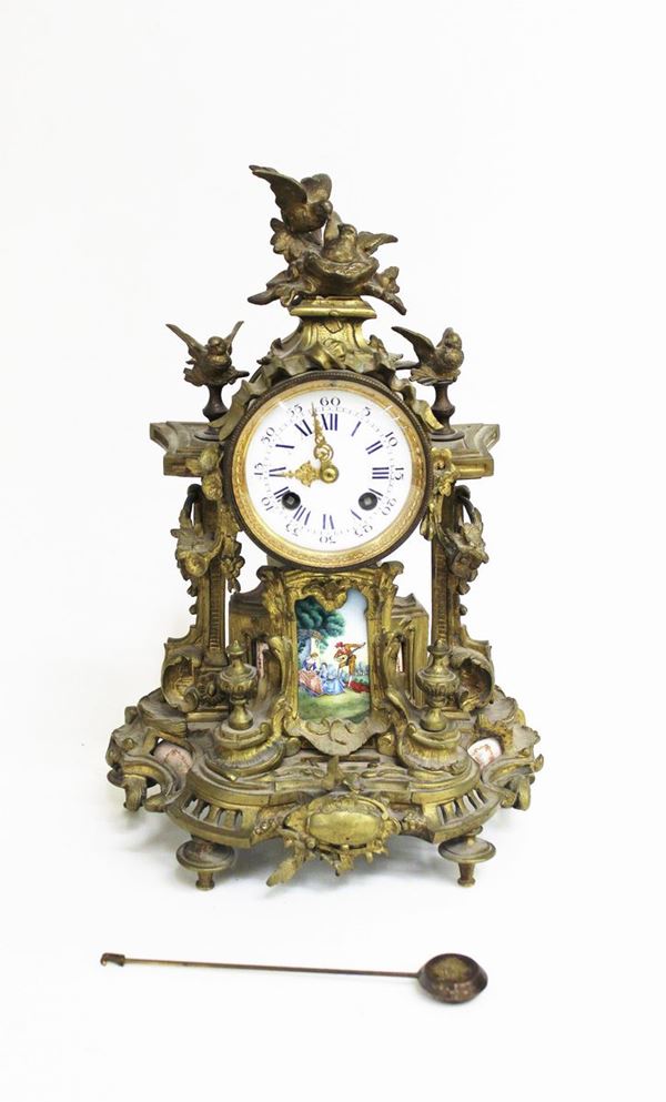 Orologio da tavolo a pendolo, sec. XIX, in bronzo&nbsp;&nbsp;&nbsp;&nbsp;&nbsp;&nbsp;&nbsp;&nbsp;&nbsp;&nbsp;&nbsp;&nbsp;&nbsp;&nbsp;&nbsp;&nbsp;&nbsp;&nbsp;&nbsp;&nbsp;&nbsp;&nbsp;&nbsp;&nbsp;&nbsp;