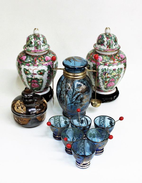 Coppia di potiches, Cina, sec. XX, in ceramica&nbsp;&nbsp;&nbsp;&nbsp;&nbsp;&nbsp;&nbsp;&nbsp;&nbsp;&nbsp;&nbsp;&nbsp;&nbsp;&nbsp;&nbsp;&nbsp;&nbsp;&nbsp;&nbsp;&nbsp;&nbsp;&nbsp;&nbsp;&nbsp;&nbsp;&nbsp;&nbsp;&nbsp;