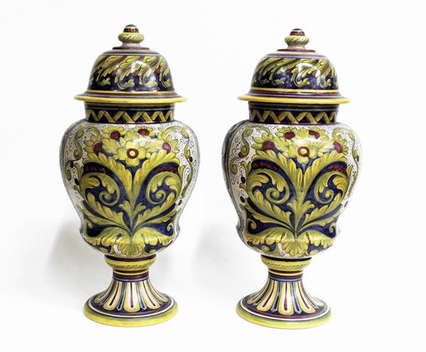 Coppia di potiches, sec. XX, Deruta, in ceramica&nbsp;&nbsp;&nbsp;&nbsp;&nbsp;&nbsp;&nbsp;&nbsp;&nbsp;&nbsp;&nbsp;&nbsp;&nbsp;&nbsp;&nbsp;&nbsp;&nbsp;&nbsp;&nbsp;&nbsp;&nbsp;&nbsp;&nbsp;&nbsp;&nbsp;&nbsp;